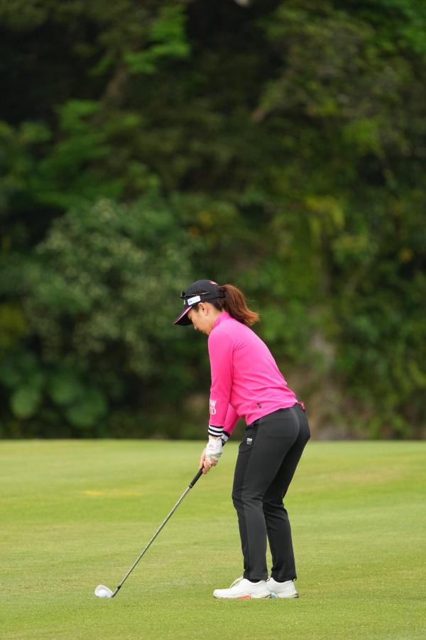 笠りつ子のアイアンスイング（斜め前方）連続写真【2022年ダイキンオーキッドレディスゴルフトーナメント】