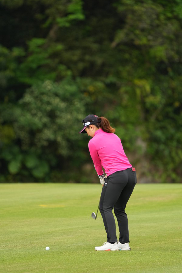 笠りつ子のアイアンスイング（斜め前方）連続写真【2022年ダイキンオーキッドレディスゴルフトーナメント】