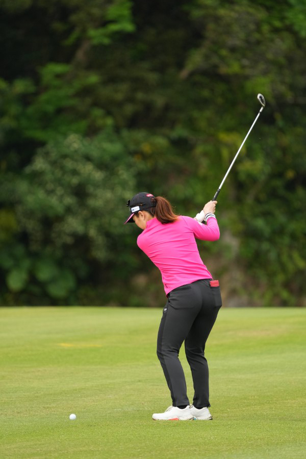 笠りつ子のアイアンスイング（斜め前方）連続写真【2022年ダイキンオーキッドレディスゴルフトーナメント】