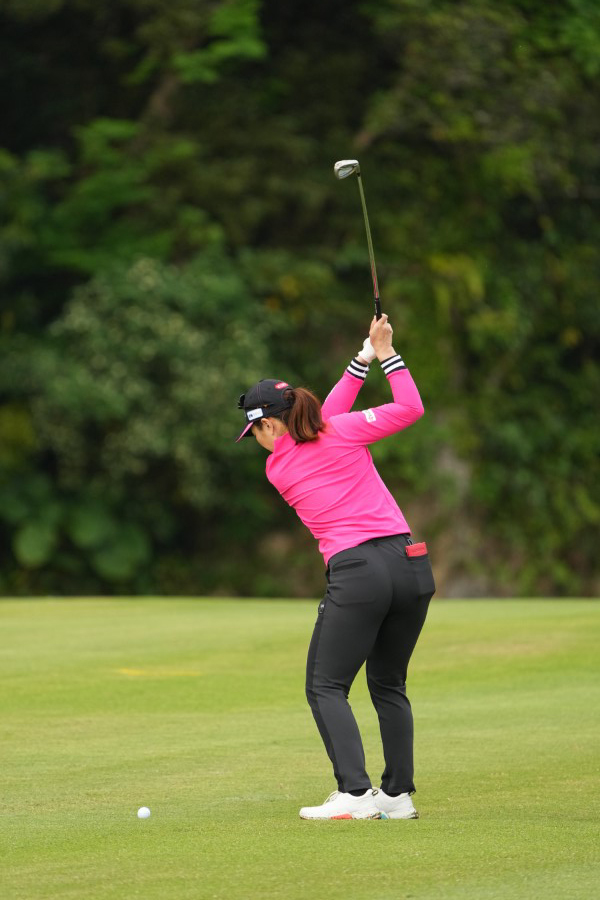 笠りつ子のアイアンスイング（斜め前方）連続写真【2022年ダイキンオーキッドレディスゴルフトーナメント】