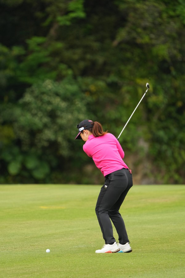 笠りつ子のアイアンスイング（斜め前方）連続写真【2022年ダイキンオーキッドレディスゴルフトーナメント】