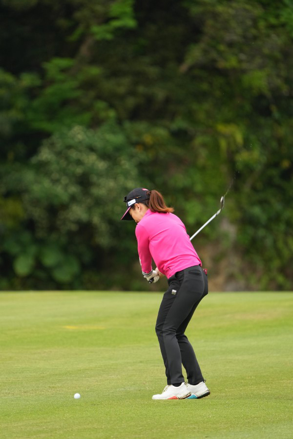 笠りつ子のアイアンスイング（斜め前方）連続写真【2022年ダイキンオーキッドレディスゴルフトーナメント】