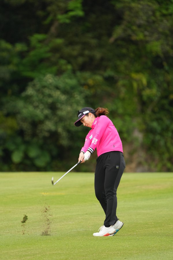 笠りつ子のアイアンスイング（斜め前方）連続写真【2022年ダイキンオーキッドレディスゴルフトーナメント】