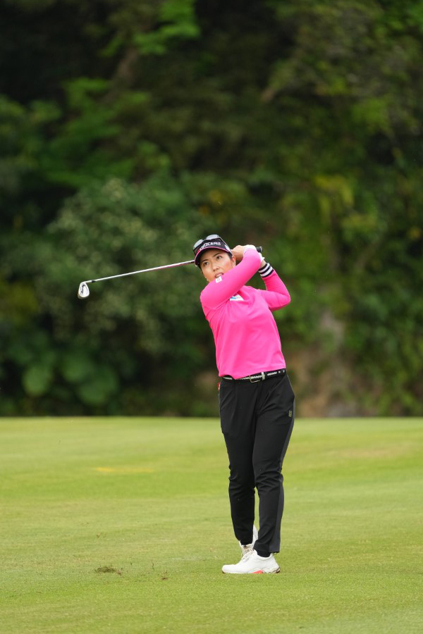 笠りつ子のアイアンスイング（斜め前方）連続写真【2022年ダイキンオーキッドレディスゴルフトーナメント】