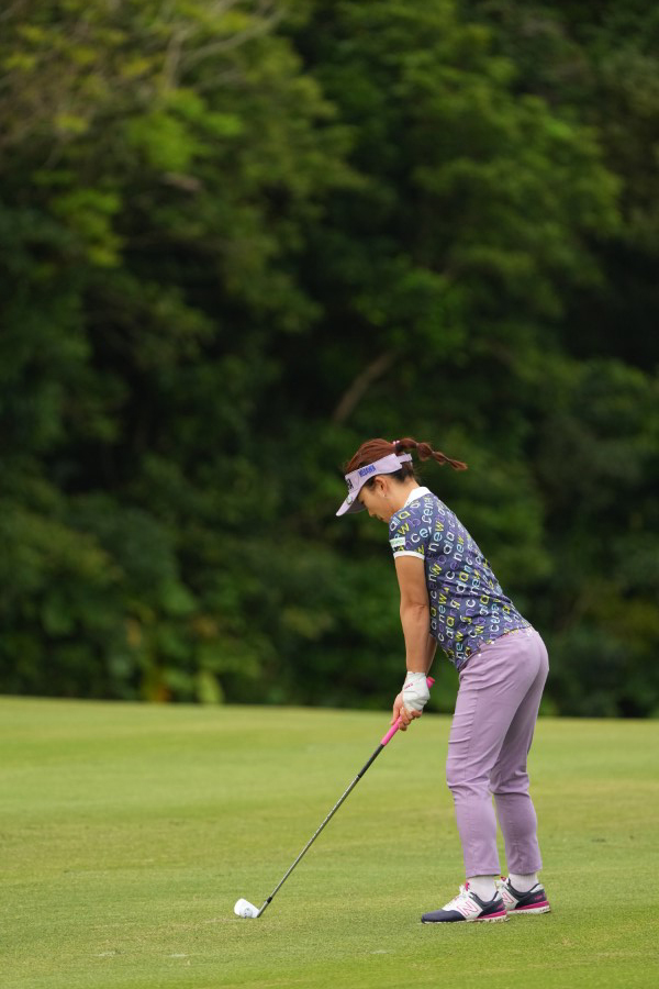 有村智恵のアイアンスイング（斜め前方）連続写真【2022年ダイキンオーキッドレディスゴルフトーナメント】