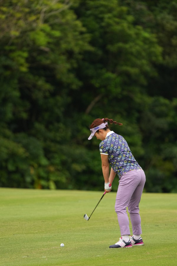 有村智恵のアイアンスイング（斜め前方）連続写真【2022年ダイキンオーキッドレディスゴルフトーナメント】