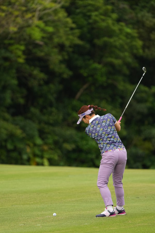 有村智恵のアイアンスイング（斜め前方）連続写真【2022年ダイキンオーキッドレディスゴルフトーナメント】