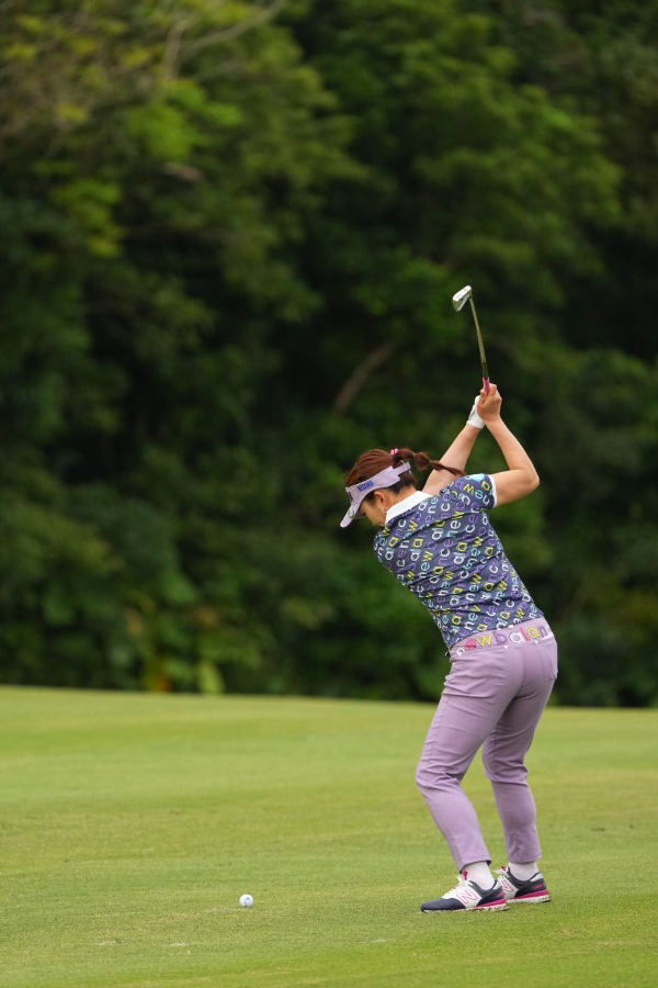 有村智恵のアイアンスイング（斜め前方）連続写真【2022年ダイキンオーキッドレディスゴルフトーナメント】