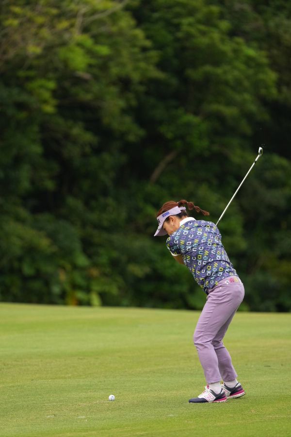 有村智恵のアイアンスイング（斜め前方）連続写真【2022年ダイキンオーキッドレディスゴルフトーナメント】