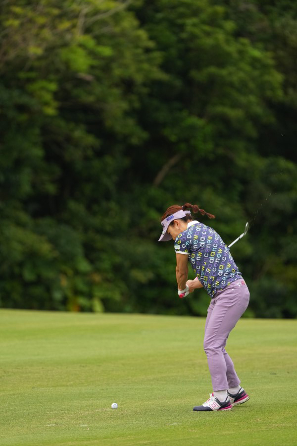 有村智恵のアイアンスイング（斜め前方）連続写真【2022年ダイキンオーキッドレディスゴルフトーナメント】