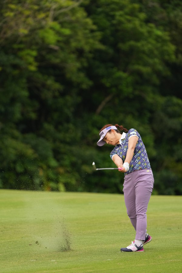 有村智恵のアイアンスイング（斜め前方）連続写真【2022年ダイキンオーキッドレディスゴルフトーナメント】