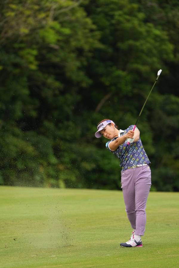 有村智恵のアイアンスイング（斜め前方）連続写真【2022年ダイキンオーキッドレディスゴルフトーナメント】