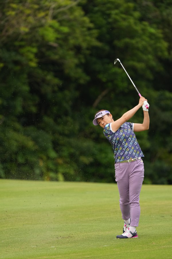 有村智恵のアイアンスイング（斜め前方）連続写真【2022年ダイキンオーキッドレディスゴルフトーナメント】