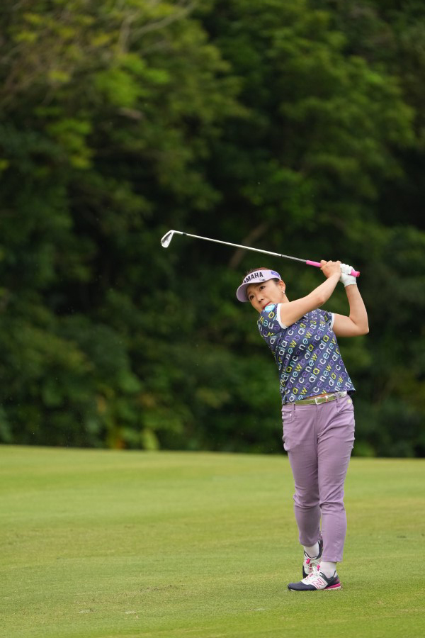 有村智恵のアイアンスイング（斜め前方）連続写真【2022年ダイキンオーキッドレディスゴルフトーナメント】