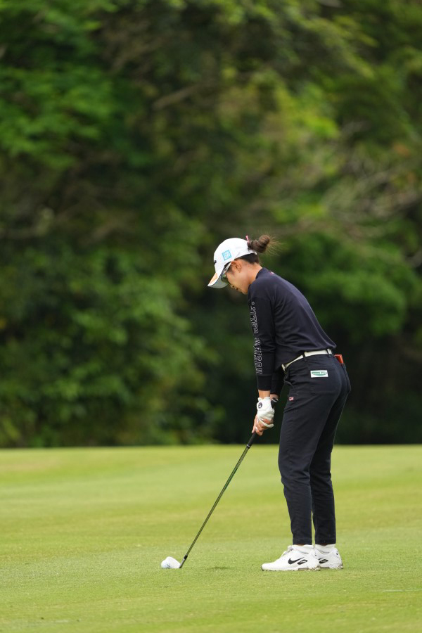 大西葵のアイアンスイング（斜め前方）連続写真【2022年ダイキンオーキッドレディスゴルフトーナメント】