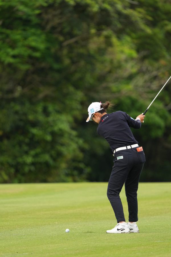 大西葵のアイアンスイング（斜め前方）連続写真【2022年ダイキンオーキッドレディスゴルフトーナメント】