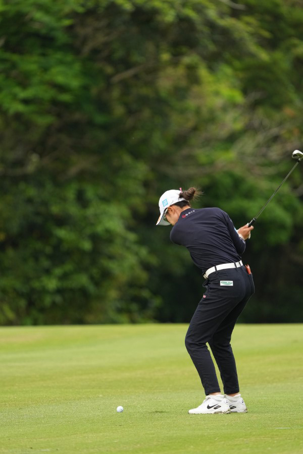 大西葵のアイアンスイング（斜め前方）連続写真【2022年ダイキンオーキッドレディスゴルフトーナメント】