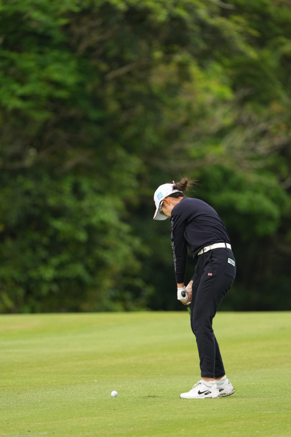 大西葵のアイアンスイング（斜め前方）連続写真【2022年ダイキンオーキッドレディスゴルフトーナメント】