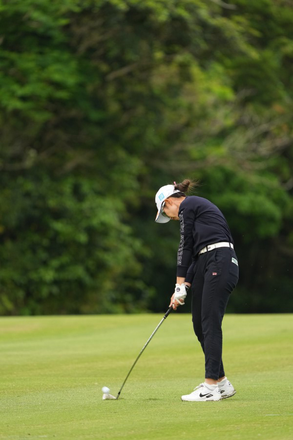 大西葵のアイアンスイング（斜め前方）連続写真【2022年ダイキンオーキッドレディスゴルフトーナメント】