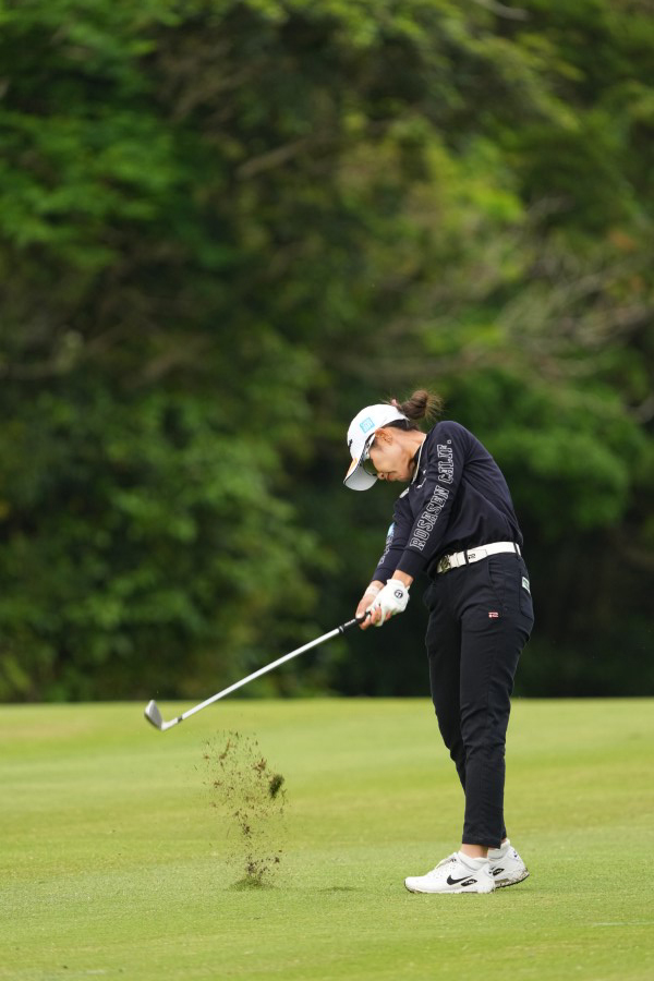 大西葵のアイアンスイング（斜め前方）連続写真【2022年ダイキンオーキッドレディスゴルフトーナメント】