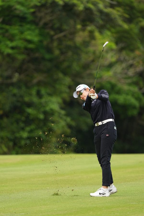 大西葵のアイアンスイング（斜め前方）連続写真【2022年ダイキンオーキッドレディスゴルフトーナメント】