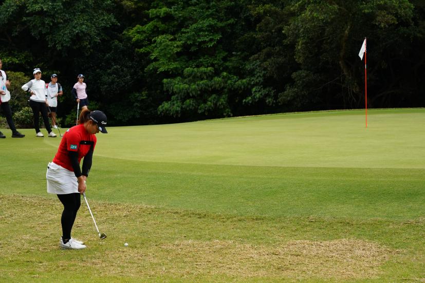 永峰咲希のウェッジスイング（アプローチ）連続写真【2022年ダイキンオーキッドレディスゴルフトーナメント】