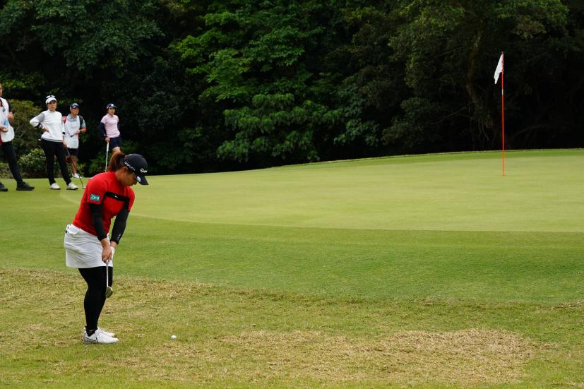 永峰咲希のウェッジスイング（アプローチ）連続写真【2022年ダイキンオーキッドレディスゴルフトーナメント】