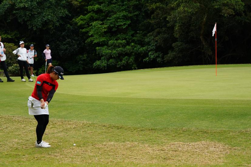 永峰咲希のウェッジスイング（アプローチ）連続写真【2022年ダイキンオーキッドレディスゴルフトーナメント】