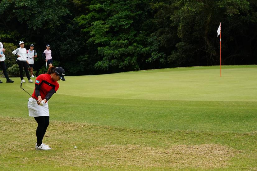 永峰咲希のウェッジスイング（アプローチ）連続写真【2022年ダイキンオーキッドレディスゴルフトーナメント】
