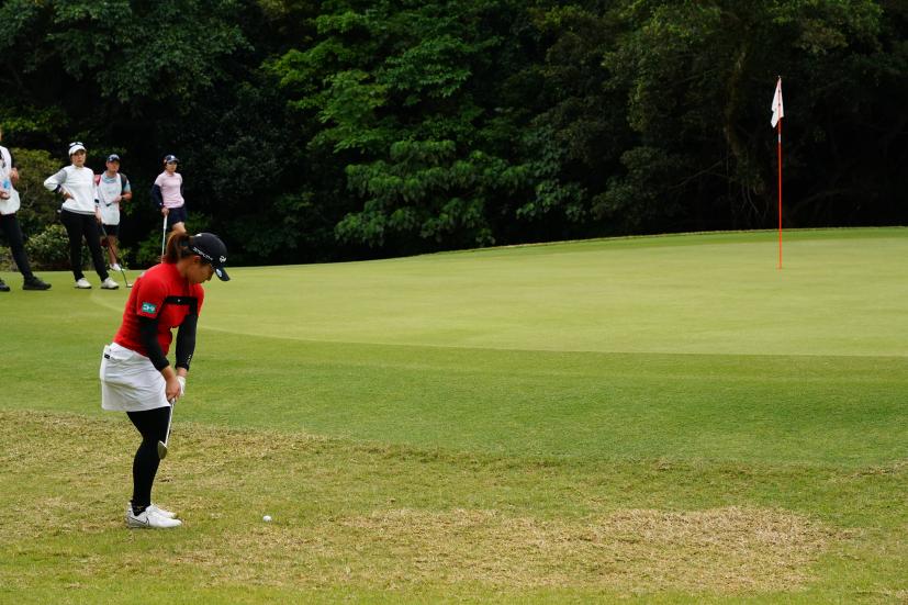 永峰咲希のウェッジスイング（アプローチ）連続写真【2022年ダイキンオーキッドレディスゴルフトーナメント】