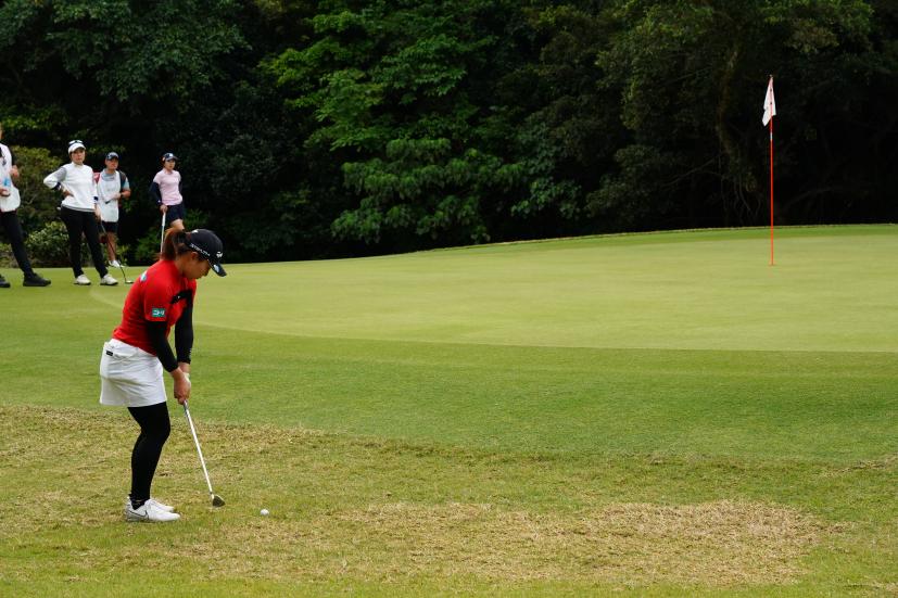 永峰咲希のウェッジスイング（アプローチ）連続写真【2022年ダイキンオーキッドレディスゴルフトーナメント】