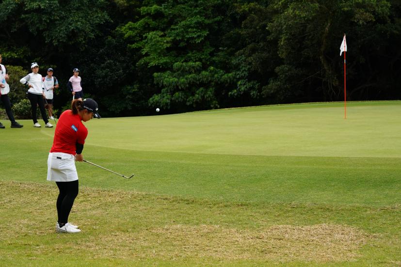 永峰咲希のウェッジスイング（アプローチ）連続写真【2022年ダイキンオーキッドレディスゴルフトーナメント】