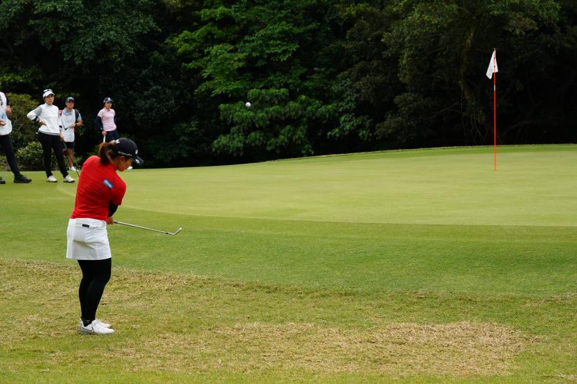 永峰咲希のウェッジスイング（アプローチ）連続写真【2022年ダイキンオーキッドレディスゴルフトーナメント】