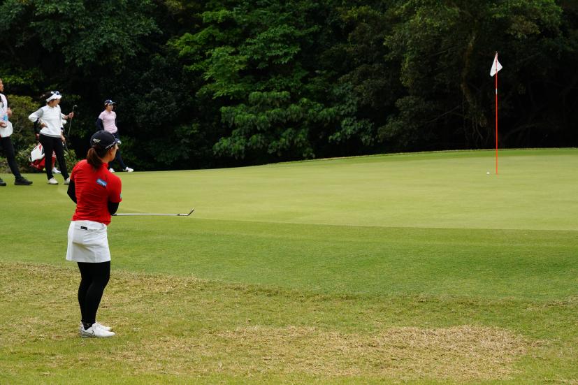 永峰咲希のウェッジスイング（アプローチ）連続写真【2022年ダイキンオーキッドレディスゴルフトーナメント】