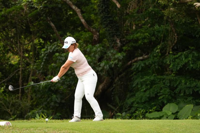 鈴木愛のドライバースイング（斜め前方）連続写真【2022年ダイキンオーキッドレディスゴルフトーナメント】