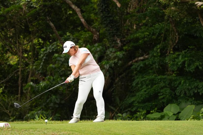 鈴木愛のドライバースイング（斜め前方）連続写真【2022年ダイキンオーキッドレディスゴルフトーナメント】