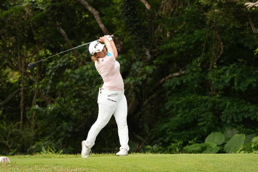 鈴木愛のドライバースイング（斜め前方）連続写真【2022年ダイキンオーキッドレディスゴルフトーナメント】