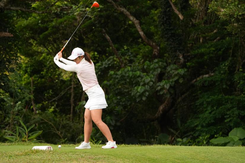 渡邉彩香のドライバースイング（斜め前方）連続写真【2022年ダイキンオーキッドレディスゴルフトーナメント】