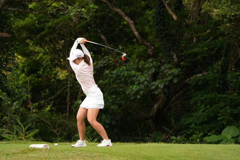 渡邉彩香のドライバースイング（斜め前方）連続写真【2022年ダイキンオーキッドレディスゴルフトーナメント】