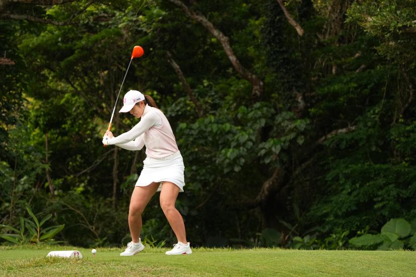 渡邉彩香のドライバースイング（斜め前方）連続写真【2022年ダイキンオーキッドレディスゴルフトーナメント】