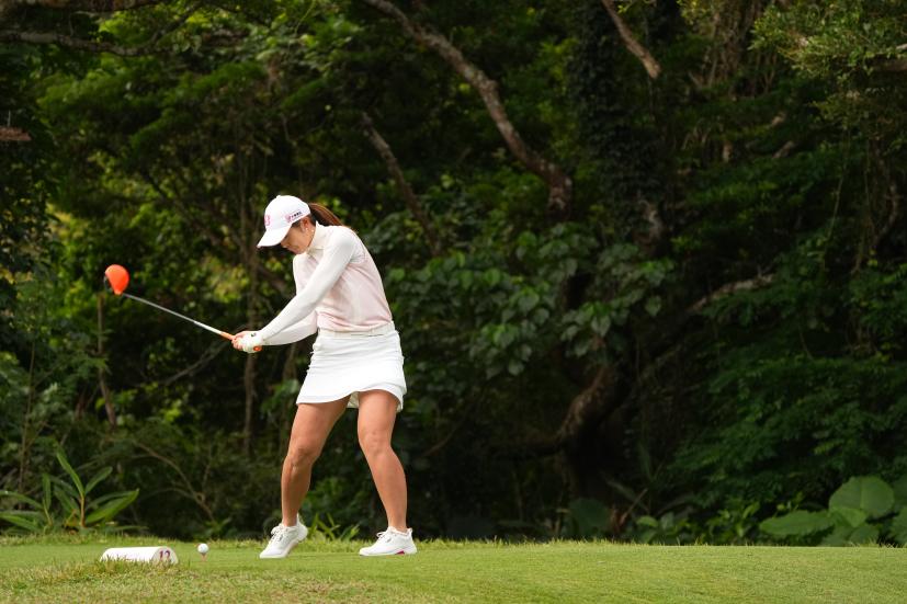 渡邉彩香のドライバースイング（斜め前方）連続写真【2022年ダイキンオーキッドレディスゴルフトーナメント】