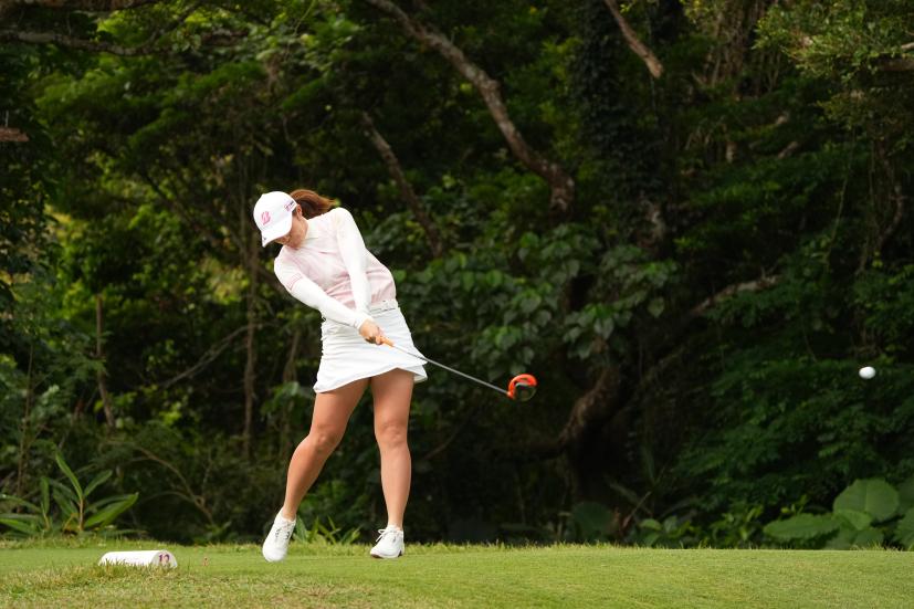 渡邉彩香のドライバースイング（斜め前方）連続写真【2022年ダイキンオーキッドレディスゴルフトーナメント】