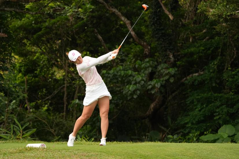 渡邉彩香のドライバースイング（斜め前方）連続写真【2022年ダイキンオーキッドレディスゴルフトーナメント】