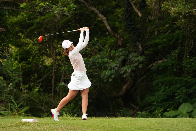 渡邉彩香のドライバースイング（斜め前方）連続写真【2022年ダイキンオーキッドレディスゴルフトーナメント】