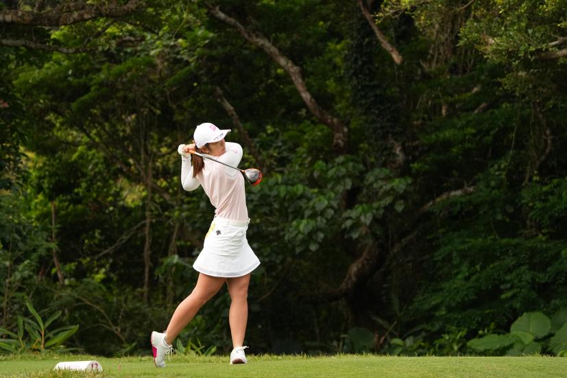 渡邉彩香のドライバースイング（斜め前方）連続写真【2022年ダイキンオーキッドレディスゴルフトーナメント】