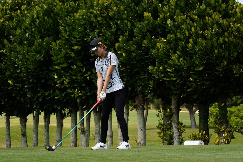 金田久美子のドライバースイング（斜め前方）連続写真【2022年ダイキンオーキッドレディスゴルフトーナメント】