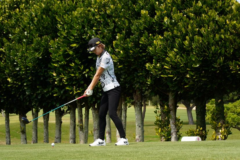 金田久美子のドライバースイング（斜め前方）連続写真【2022年ダイキンオーキッドレディスゴルフトーナメント】