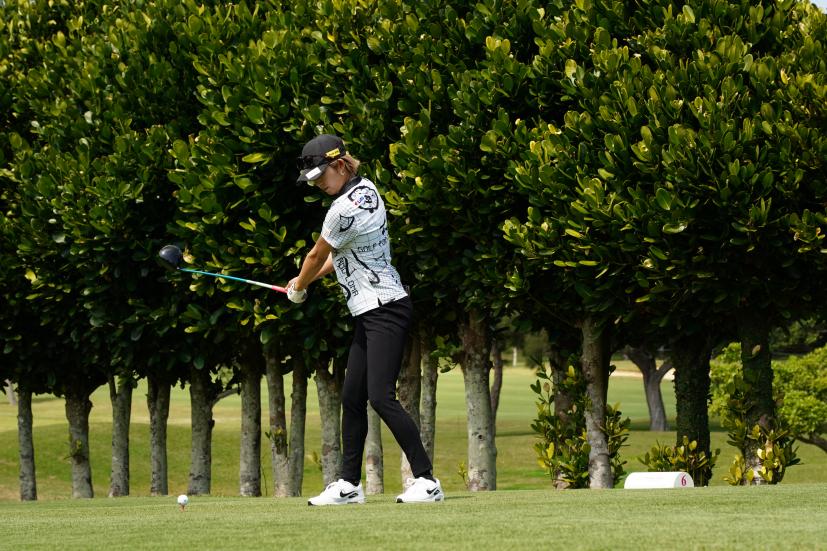 金田久美子のドライバースイング（斜め前方）連続写真【2022年ダイキンオーキッドレディスゴルフトーナメント】