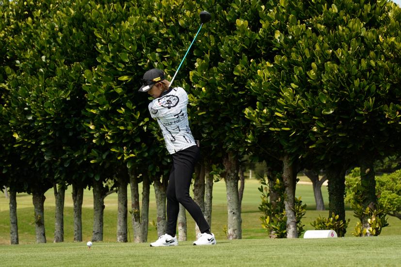 金田久美子のドライバースイング（斜め前方）連続写真【2022年ダイキンオーキッドレディスゴルフトーナメント】