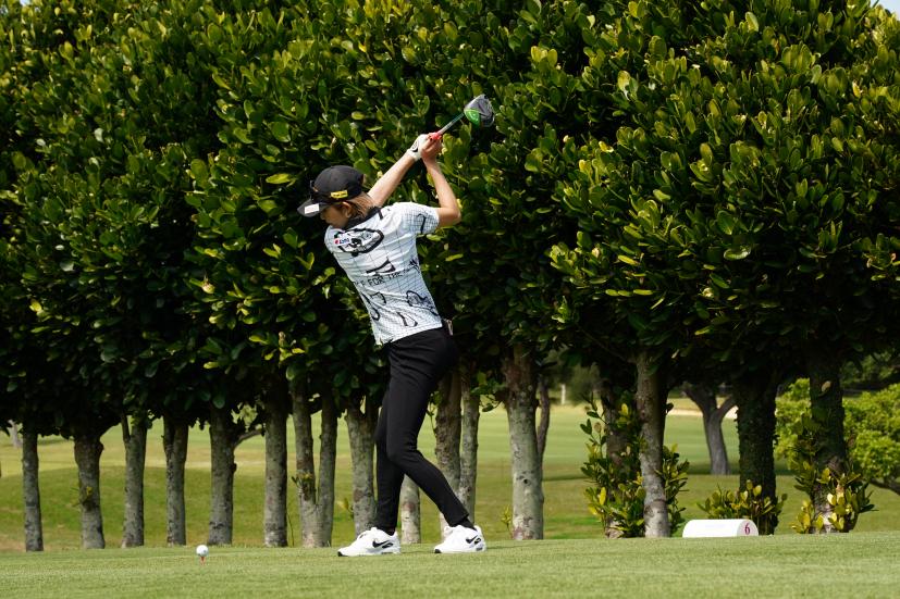 金田久美子のドライバースイング（斜め前方）連続写真【2022年ダイキンオーキッドレディスゴルフトーナメント】